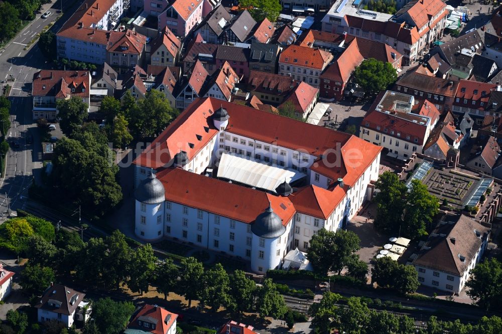Ettlingen von oben - Palais des Schloss in Ettlingen im Bundesland Baden-Württemberg, Deutschland