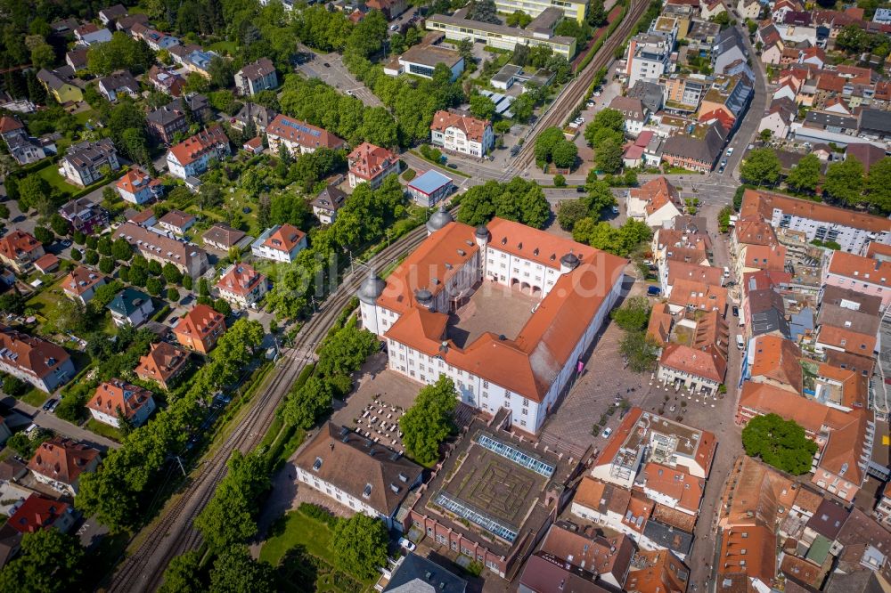 Luftaufnahme Ettlingen - Palais des Schloss in Ettlingen im Bundesland Baden-Württemberg, Deutschland