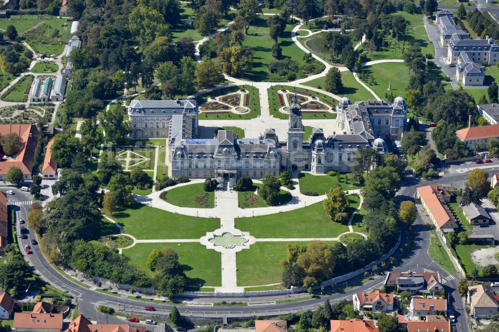 Keszthely aus der Vogelperspektive: Palais des Schloss Festetics- Palast in Keszthely in Komitat Zala, Ungarn