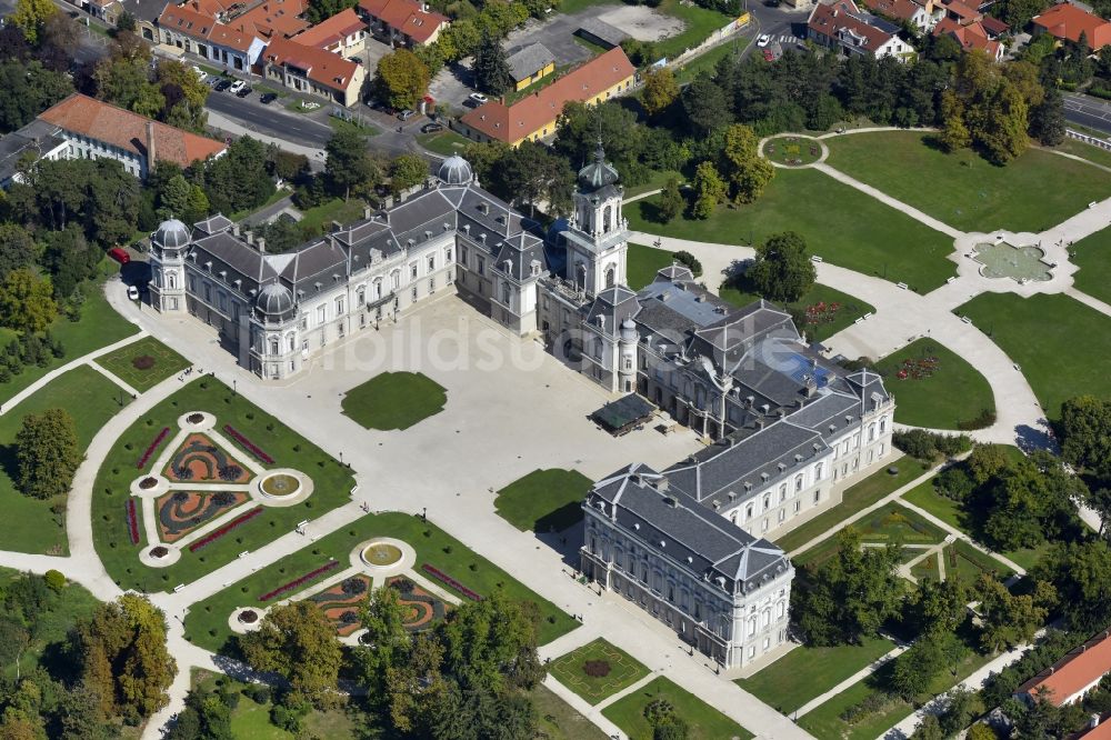 Luftbild Keszthely - Palais des Schloss Festetics- Palast in Keszthely in Komitat Zala, Ungarn