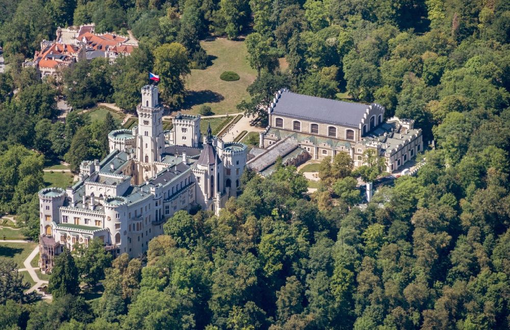 Hluboka nad Vltavou aus der Vogelperspektive: Palais des Schloss Frauenberg in Hluboka nad Vltavou in Jihocesky kraj, Tschechien