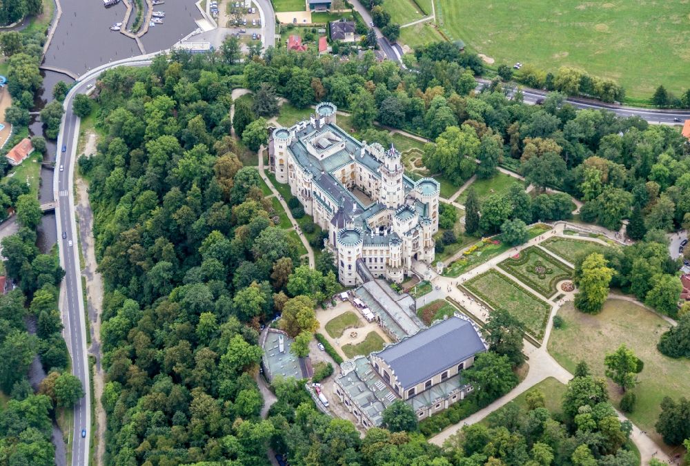 Hluboka nad Vltavou aus der Vogelperspektive: Palais des Schloss Frauenberg in Hluboka nad Vltavou in Jihocesky kraj, Tschechien