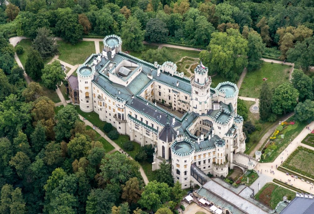 Luftbild Hluboka nad Vltavou - Palais des Schloss Frauenberg in Hluboka nad Vltavou in Jihocesky kraj, Tschechien