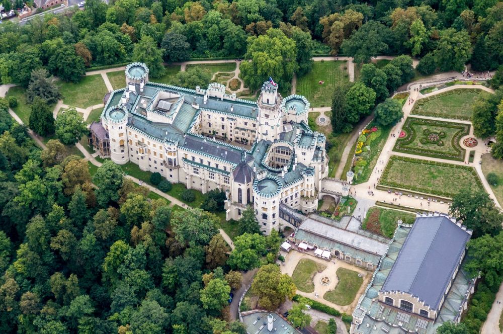 Luftaufnahme Hluboka nad Vltavou - Palais des Schloss Frauenberg in Hluboka nad Vltavou in Jihocesky kraj, Tschechien
