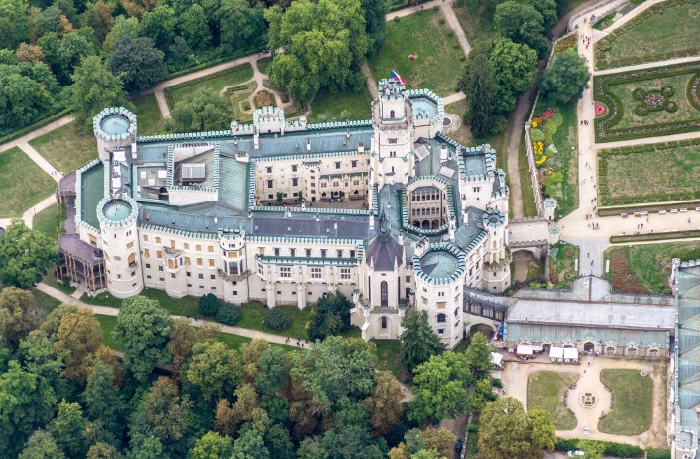 Hluboka nad Vltavou von oben - Palais des Schloss Frauenberg in Hluboka nad Vltavou in Jihocesky kraj, Tschechien