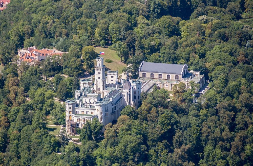 Luftbild Hluboka nad Vltavou - Palais des Schloss Frauenberg in Hluboka nad Vltavou in Jihocesky kraj, Tschechien