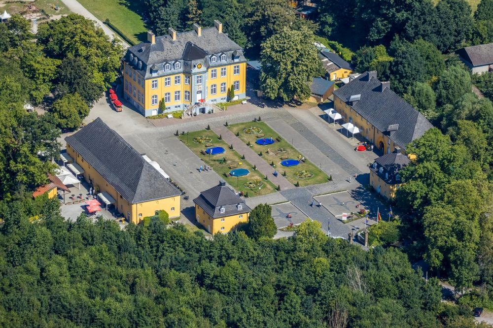 Luftbild Bottrop - Palais des Schloss Freizeitpark Schloß Beck in Bottrop im Bundesland Nordrhein-Westfalen, Deutschland