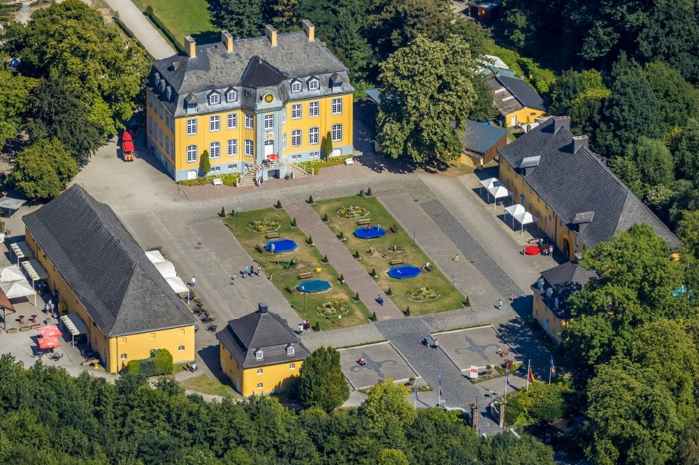 Luftaufnahme Bottrop - Palais des Schloss Freizeitpark Schloß Beck in Bottrop im Bundesland Nordrhein-Westfalen, Deutschland