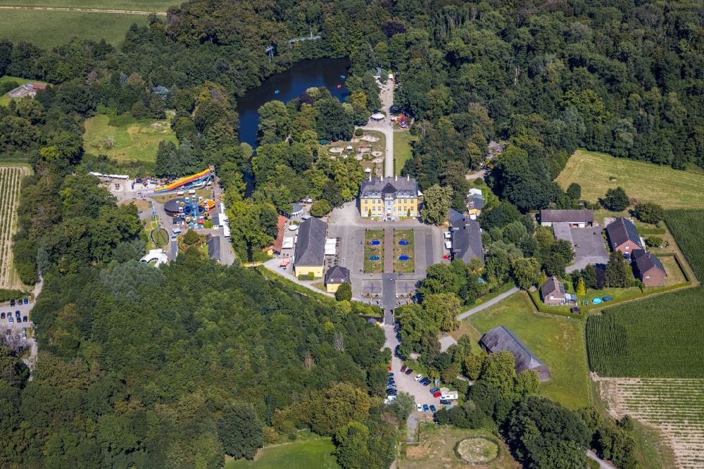 Bottrop von oben - Palais des Schloss Freizeitpark Schloß Beck in Bottrop im Bundesland Nordrhein-Westfalen, Deutschland
