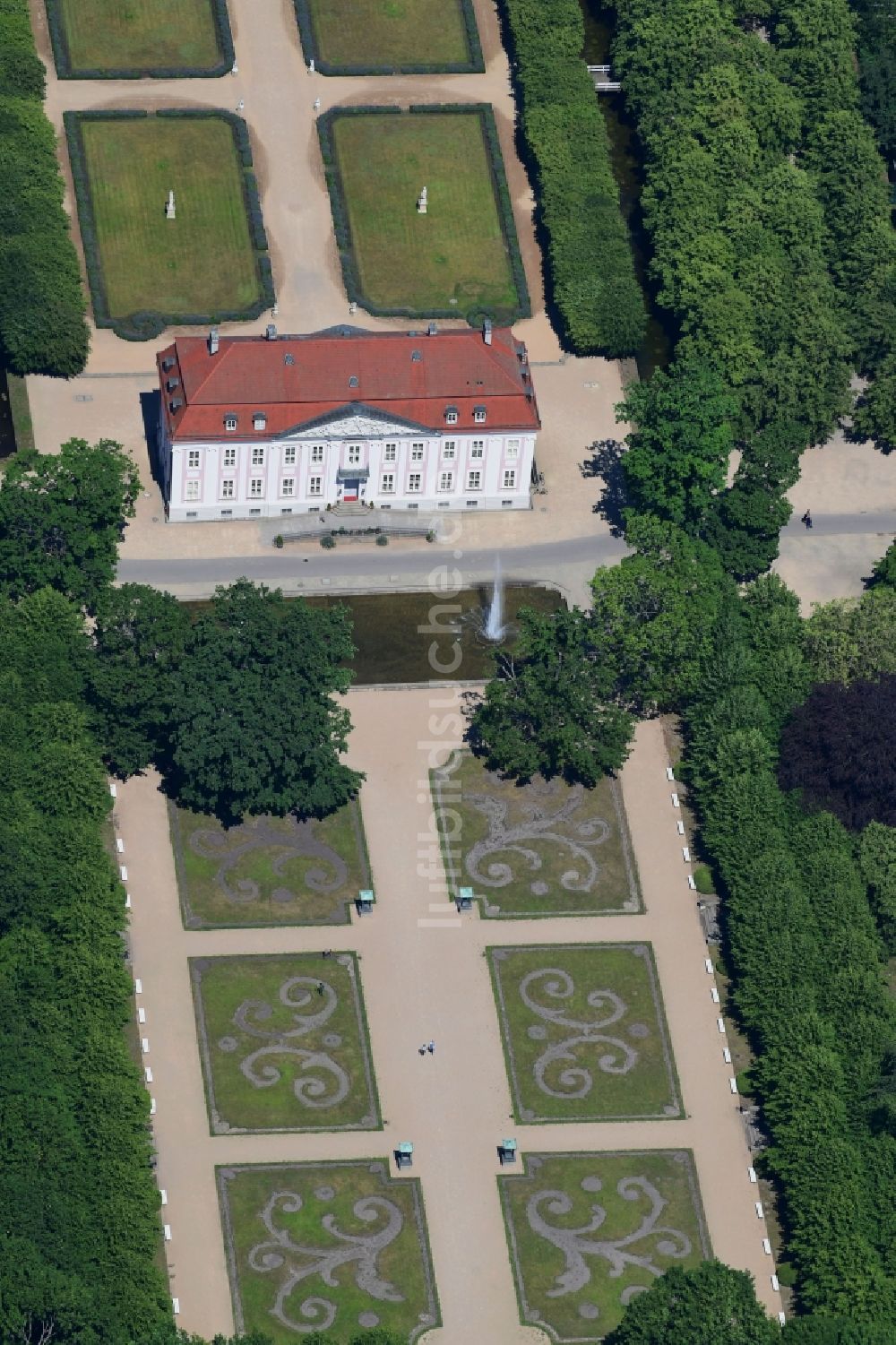 Luftbild Berlin - Palais des Schloss Friedrichsfelde im Tierpark im Ortsteil Friedrichsfelde in Berlin, Deutschland