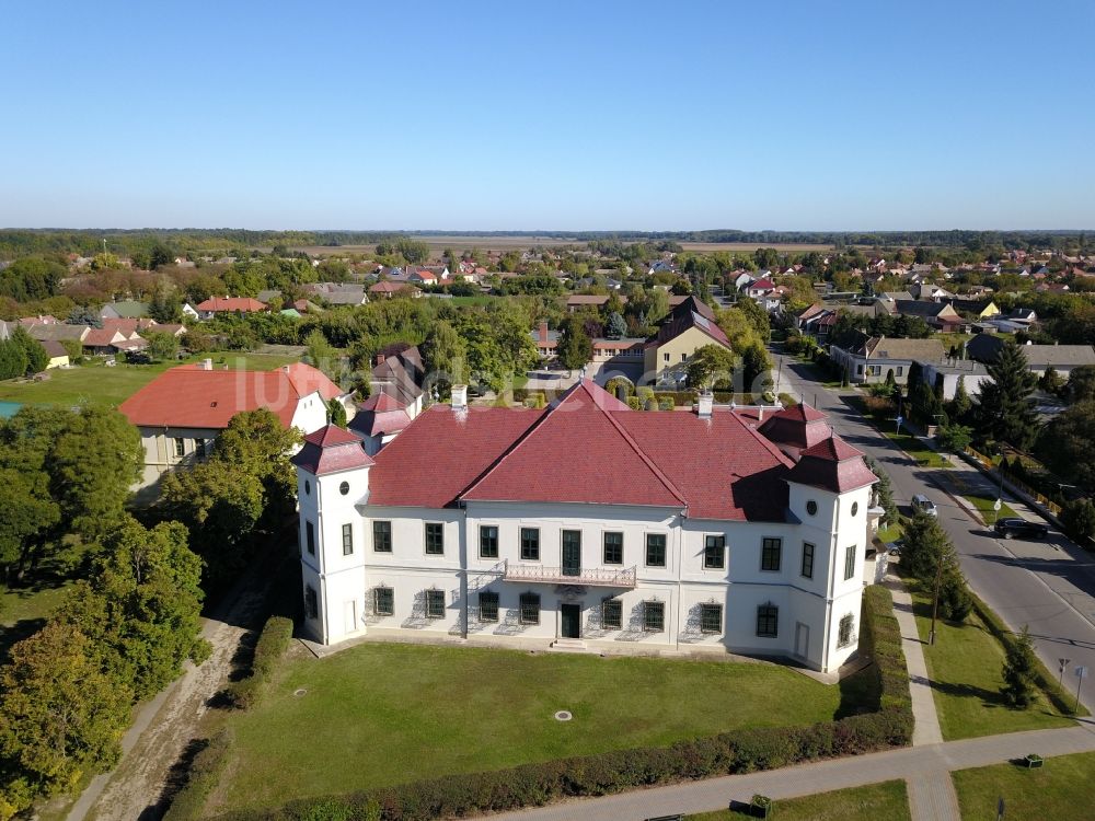 Luftbild Hajos - Palais des Schloss in Hajos in Bacs-Kiskun, Ungarn
