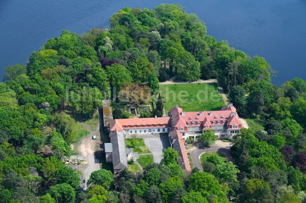 Luftaufnahme Potsdam - Palais des Schloss Heinenhof am Stinthorn in Neu Fahrland in Potsdam im Bundesland Brandenburg, Deutschland