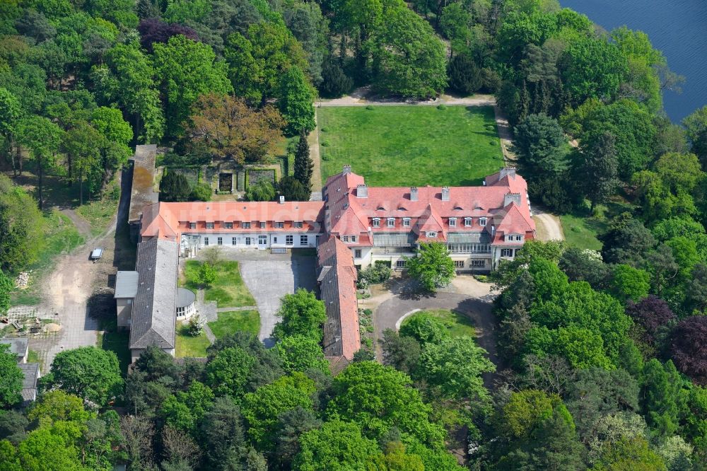 Luftbild Potsdam - Palais des Schloss Heinenhof am Stinthorn in Neu Fahrland in Potsdam im Bundesland Brandenburg, Deutschland