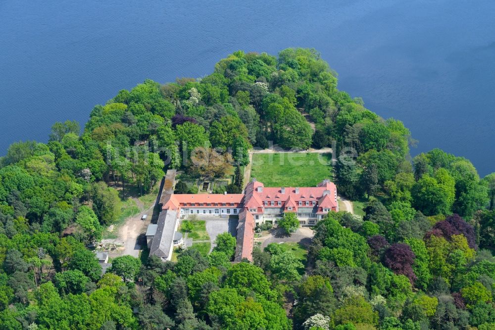 Luftaufnahme Potsdam - Palais des Schloss Heinenhof am Stinthorn in Neu Fahrland in Potsdam im Bundesland Brandenburg, Deutschland