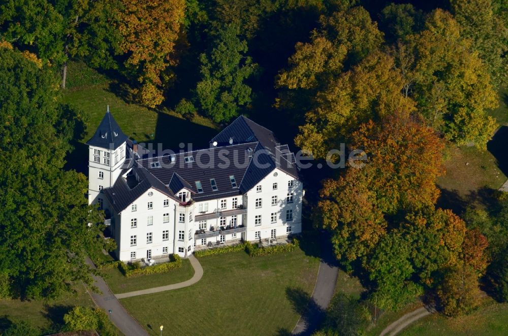 Bastorf von oben - Palais des Schloss Jagdschloss Hohen Niendorf in Bastorf im Bundesland Mecklenburg-Vorpommern, Deutschland
