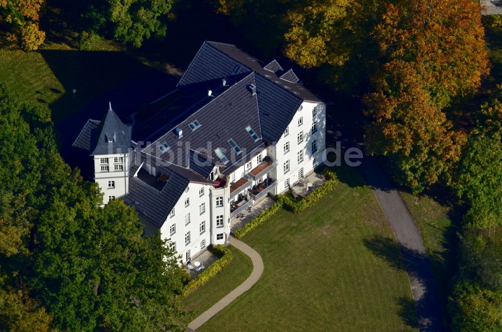 Bastorf aus der Vogelperspektive: Palais des Schloss Jagdschloss Hohen Niendorf in Bastorf im Bundesland Mecklenburg-Vorpommern, Deutschland