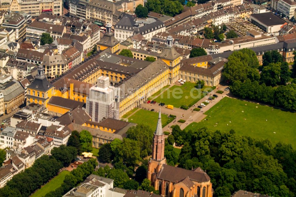 Bonn von oben - Palais des Schloss Kurfürstliches Schloss in Bonn, im Bundesland Nordrhein-Westfalen, Deutschland
