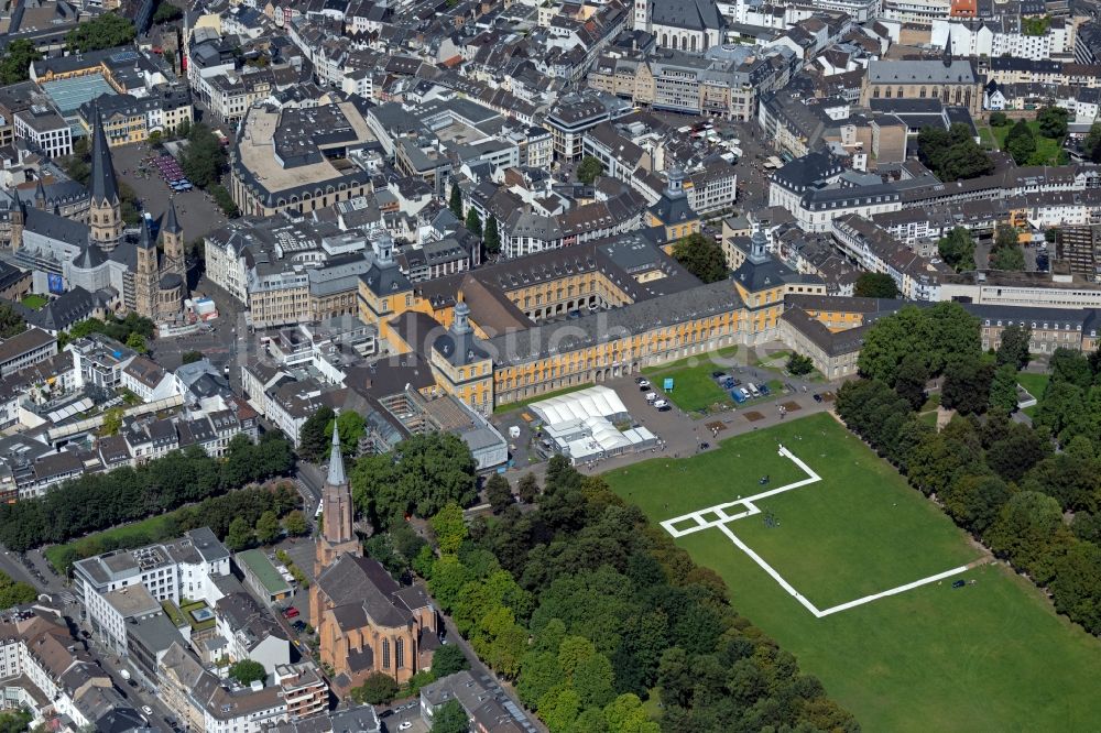 Bonn von oben - Palais des Schloss Kurfürstliches Schloss in Bonn, im Bundesland Nordrhein-Westfalen, Deutschland