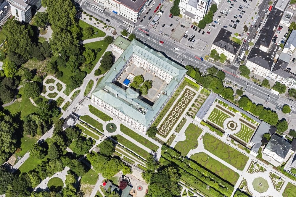 Luftbild Salzburg - Palais des Schloss am Mirabellplatz in Salzburg in Österreich