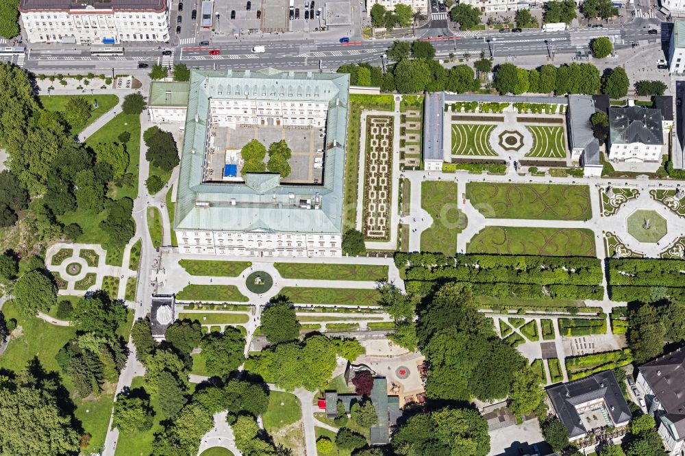 Luftaufnahme Salzburg - Palais des Schloss am Mirabellplatz in Salzburg in Österreich