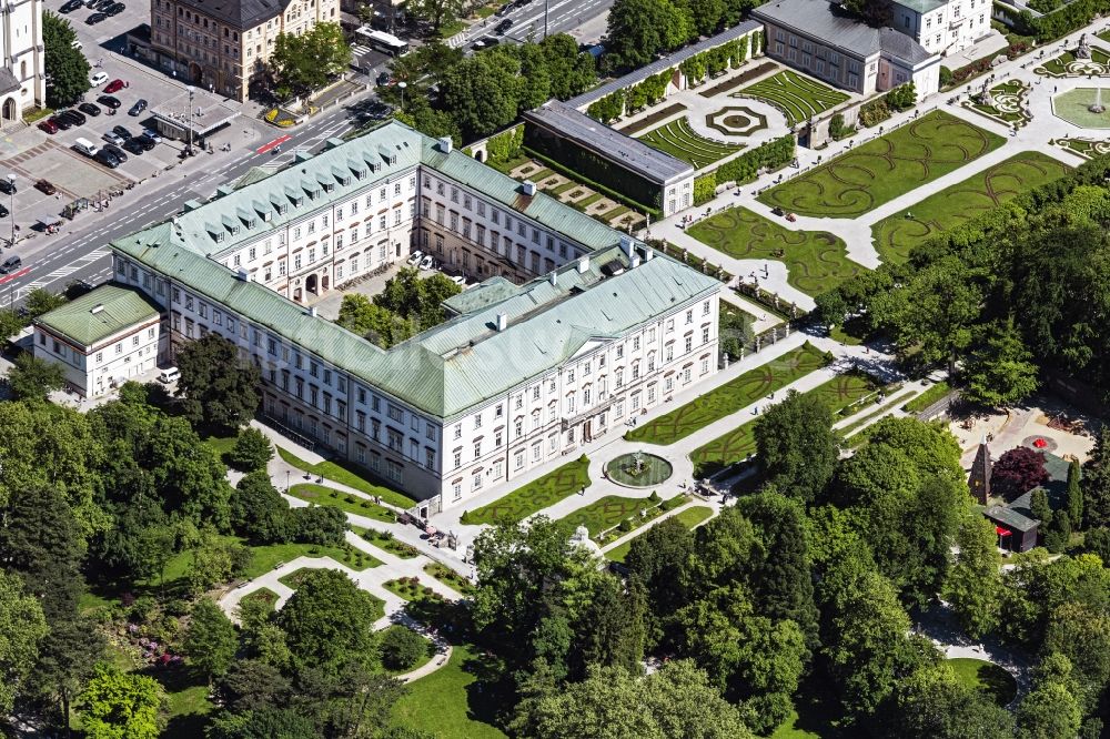 Salzburg aus der Vogelperspektive: Palais des Schloss am Mirabellplatz in Salzburg in Österreich