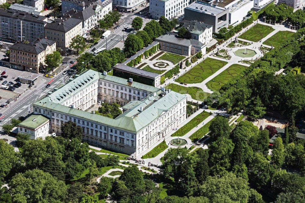 Luftaufnahme Salzburg - Palais des Schloss am Mirabellplatz in Salzburg in Österreich