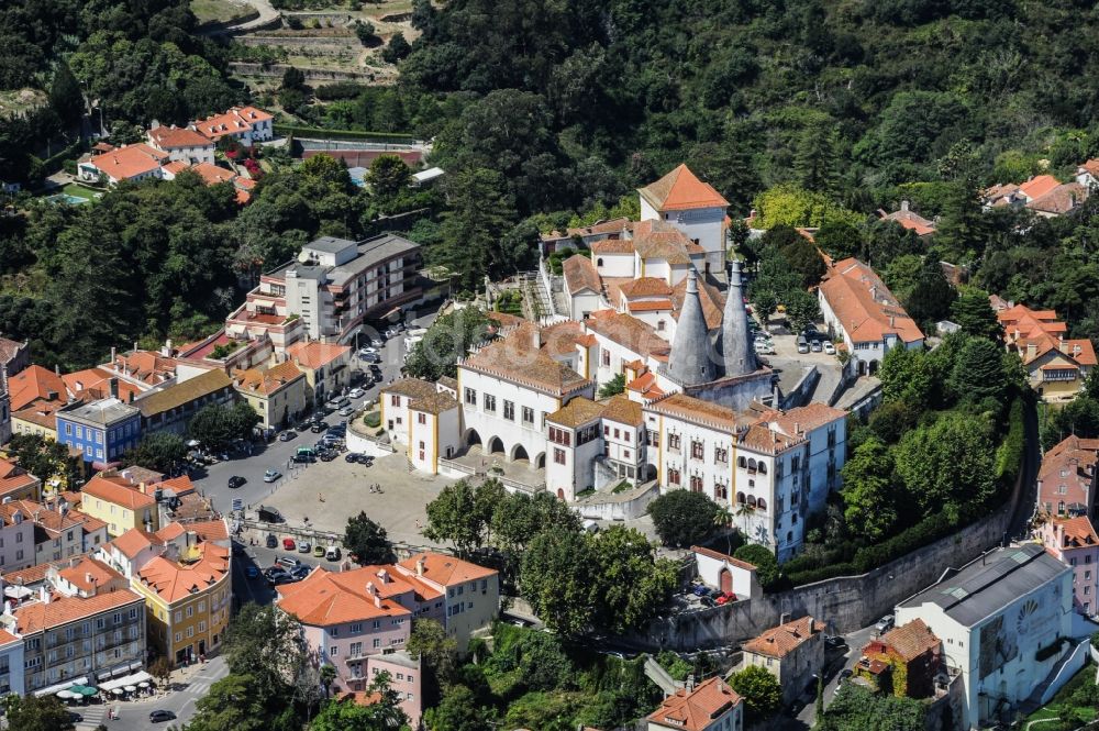 Sintra aus der Vogelperspektive: Palais des Schloss National Palast in Sintra in Lisboa, Portugal