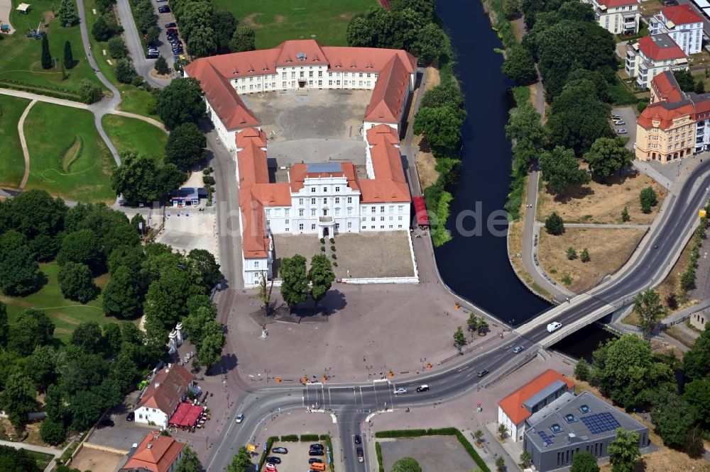 Oranienburg aus der Vogelperspektive: Palais des Schloss Oranienburg in Oranienburg im Bundesland Brandenburg, Deutschland