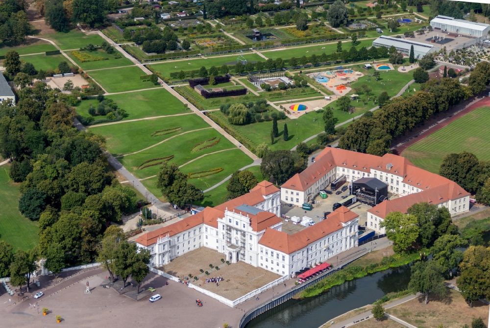 Oranienburg von oben - Palais des Schloss Oranienburg am Schloßplatz in Oranienburg im Bundesland Brandenburg