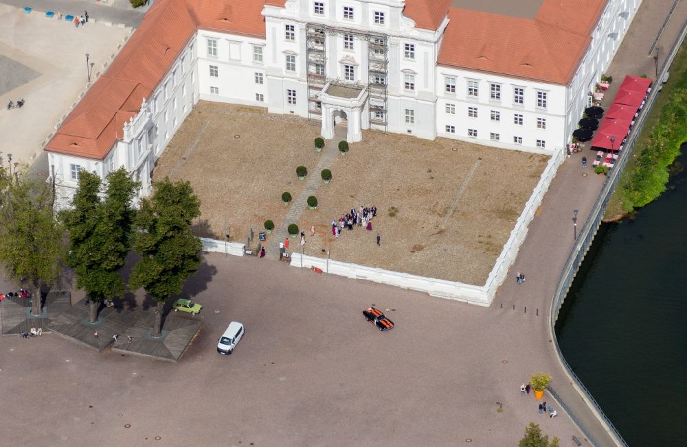 Luftaufnahme Oranienburg - Palais des Schloss Oranienburg am Schloßplatz in Oranienburg im Bundesland Brandenburg