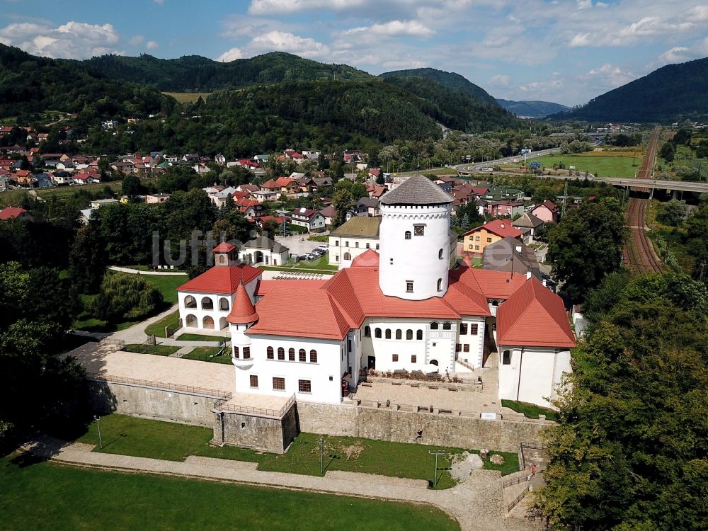 Zilina aus der Vogelperspektive: Palais des Schloss im Ortsteil Budatin in Zilina in Zilinsky kraj, Slowakei