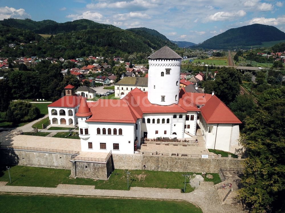 Zilina von oben - Palais des Schloss im Ortsteil Budatin in Zilina in Zilinsky kraj, Slowakei