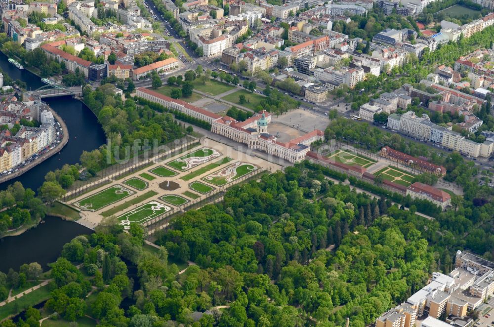 Berlin von oben - Palais des Schloss im Ortsteil Charlottenburg in Berlin, Deutschland