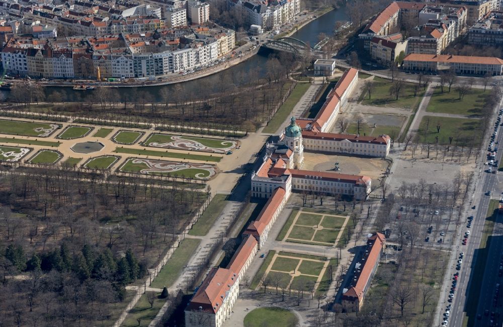 Luftaufnahme Berlin - Palais des Schloss im Ortsteil Charlottenburg in Berlin, Deutschland