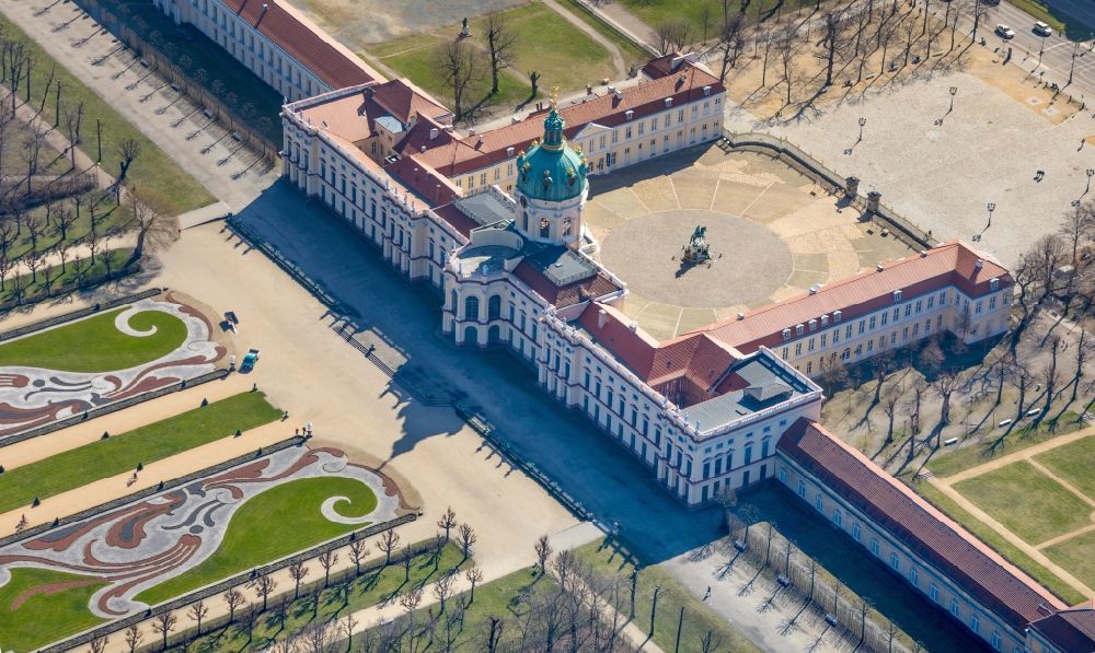 Luftbild Berlin - Palais des Schloss im Ortsteil Charlottenburg in Berlin, Deutschland