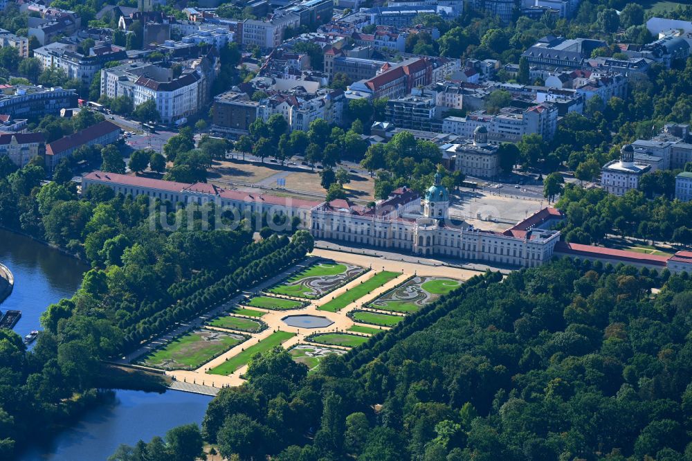 Berlin aus der Vogelperspektive: Palais des Schloss im Ortsteil Charlottenburg in Berlin, Deutschland