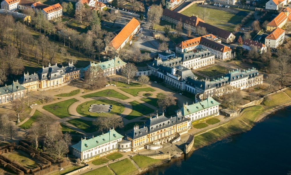 Luftaufnahme Dresden - Palais des Schloss Pillnitz in Dresden im Bundesland Sachsen, Deutschland