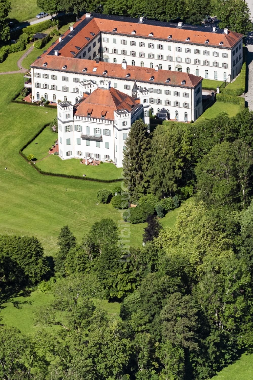 Pöcking von oben - Palais des Schloss Possenhofen in Pöcking im Bundesland Bayern, Deutschland