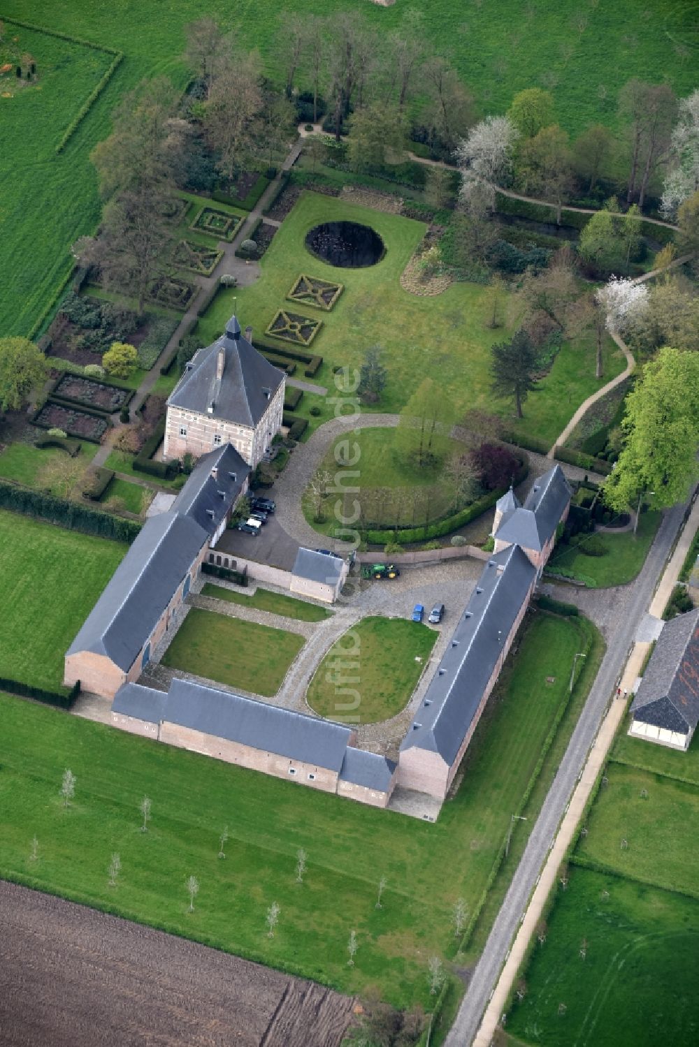 Kortessem von oben - Palais des Schloss am Printhagendreef in Kortessem in Vlaanderen, Belgien