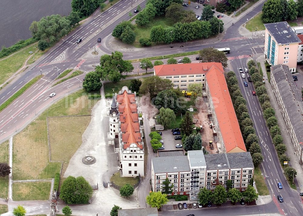Luftbild Dessau-Roßlau - Palais des Schloss Residenzschloss Dessau in Dessau-Roßlau im Bundesland Sachsen-Anhalt, Deutschland