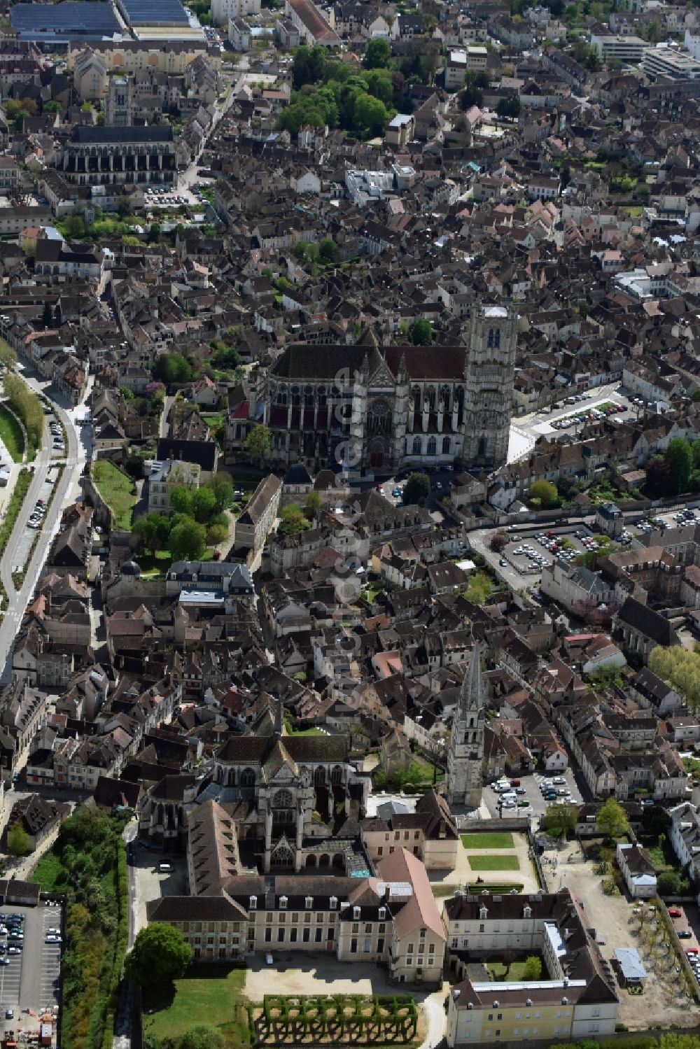 Luftaufnahme Auxerre - Palais des Schloss Saint-Germain d'Auxerre am Place Saint-Germain in Auxerre in Bourgogne Franche-Comté, Frankreich