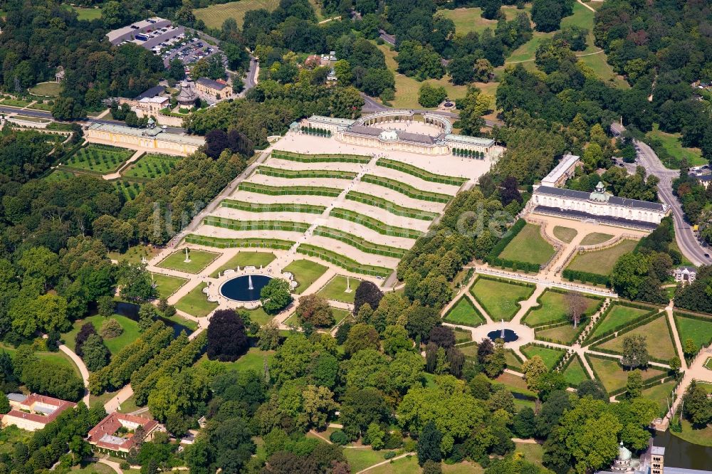 Potsdam von oben - Palais des Schloss Sanssouci in Potsdam im Bundesland Brandenburg, Deutschland