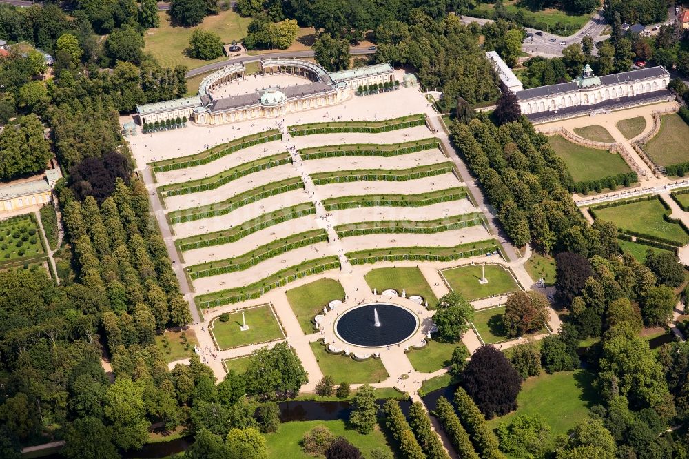Luftaufnahme Potsdam - Palais des Schloss Sanssouci in Potsdam im Bundesland Brandenburg, Deutschland