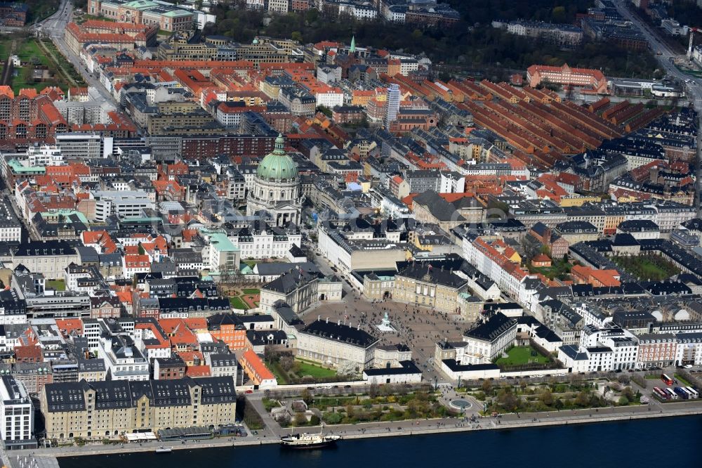 Luftaufnahme Kopenhagen - Palais des Schloss Schloss Amalienborg am Slotsplads in Kopenhagen in Dänemark