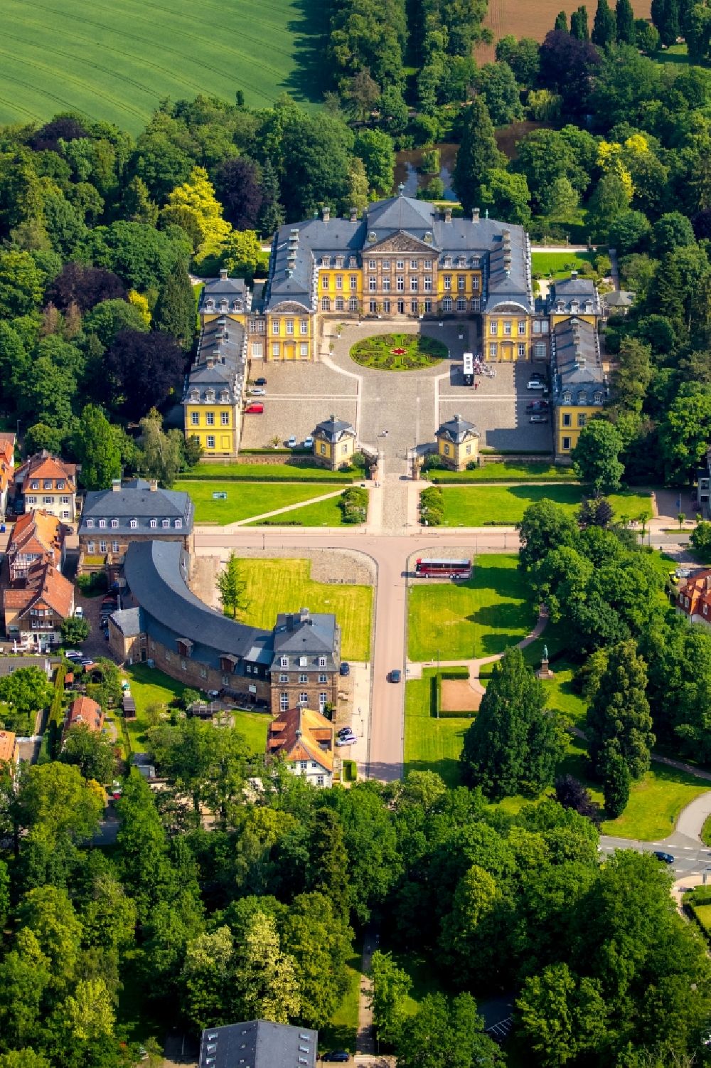 Luftaufnahme Bad Arolsen - Palais des Schloss Schloss Arolsen an der Schloßstraße in Bad Arolsen im Bundesland Hessen, Deutschland