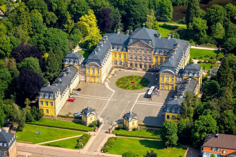 Bad Arolsen aus der Vogelperspektive: Palais des Schloss Schloss Arolsen an der Schloßstraße in Bad Arolsen im Bundesland Hessen, Deutschland
