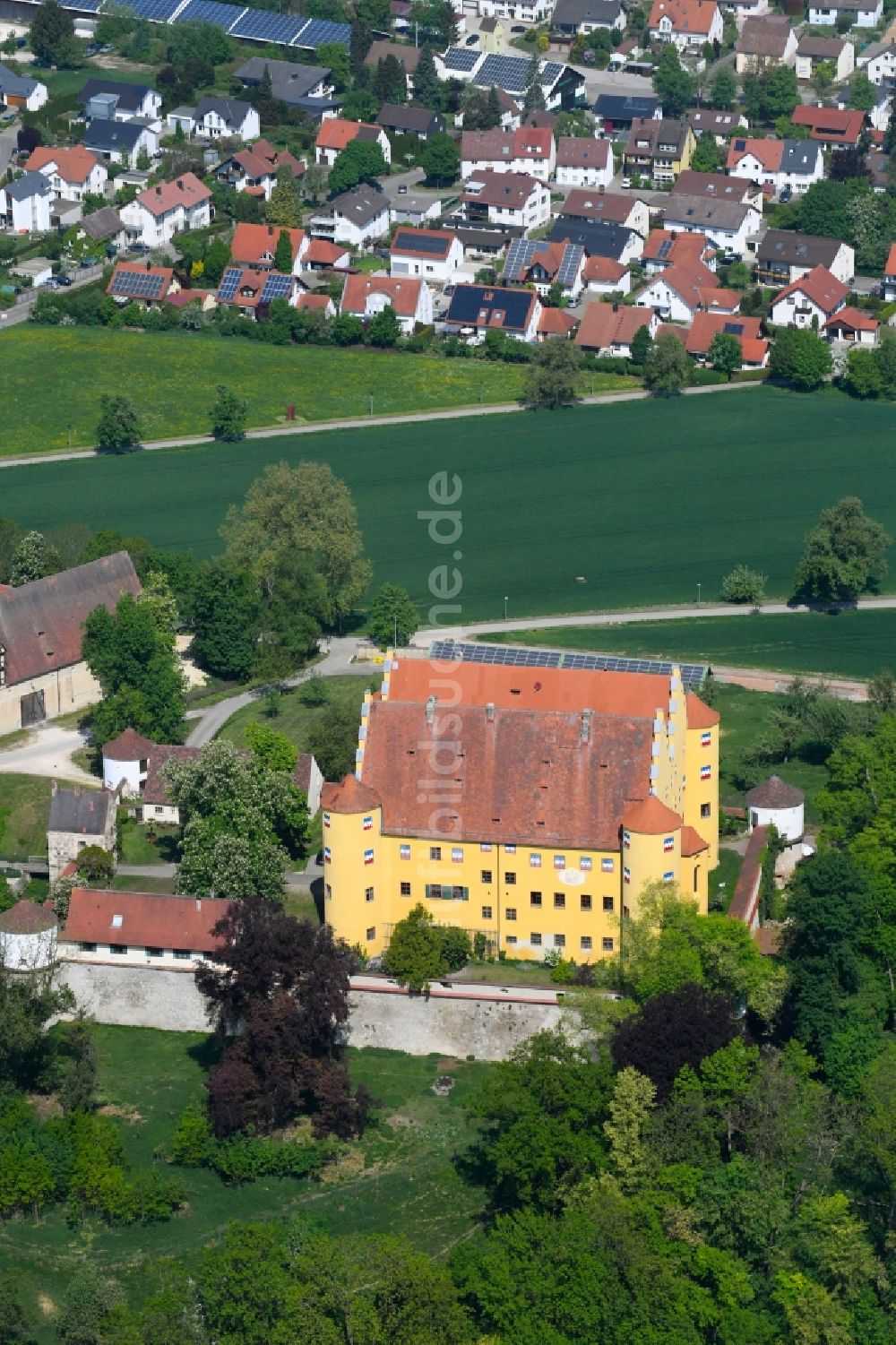 Erbach von oben - Palais des Schloss Schloss Erbach in Erbach im Bundesland Baden-Württemberg, Deutschland