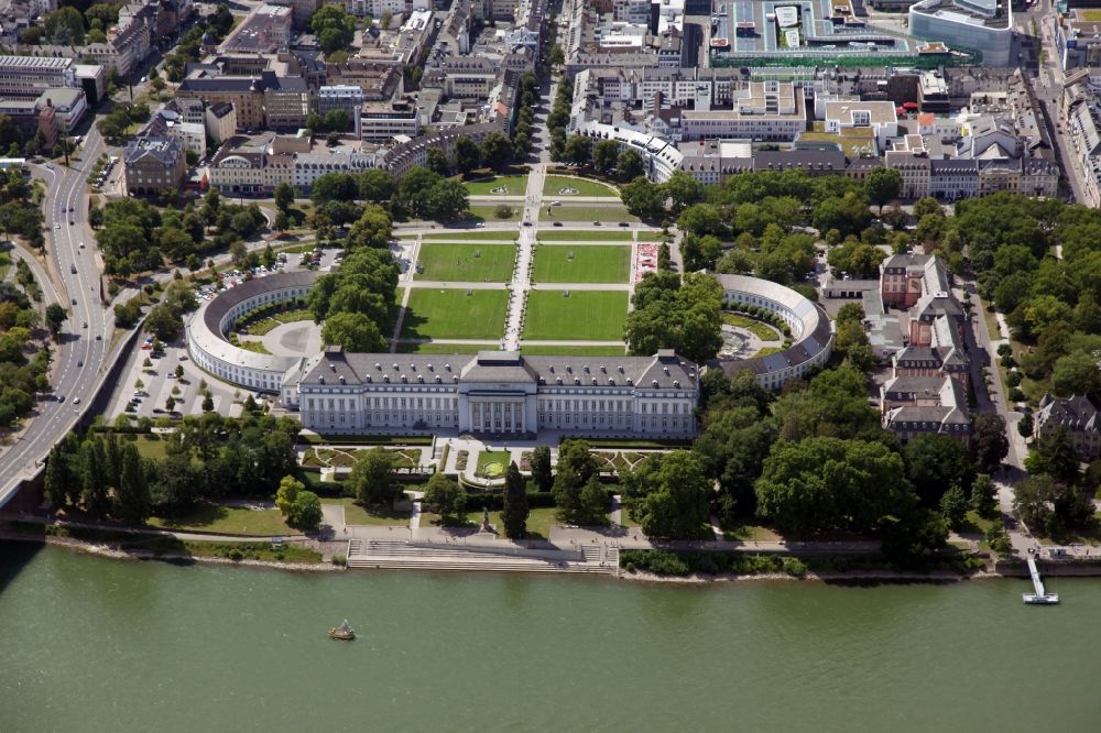 Luftaufnahme Koblenz - Palais des Schloss Schloss Koblenz in Koblenz im Bundesland Rheinland-Pfalz, Deutschland