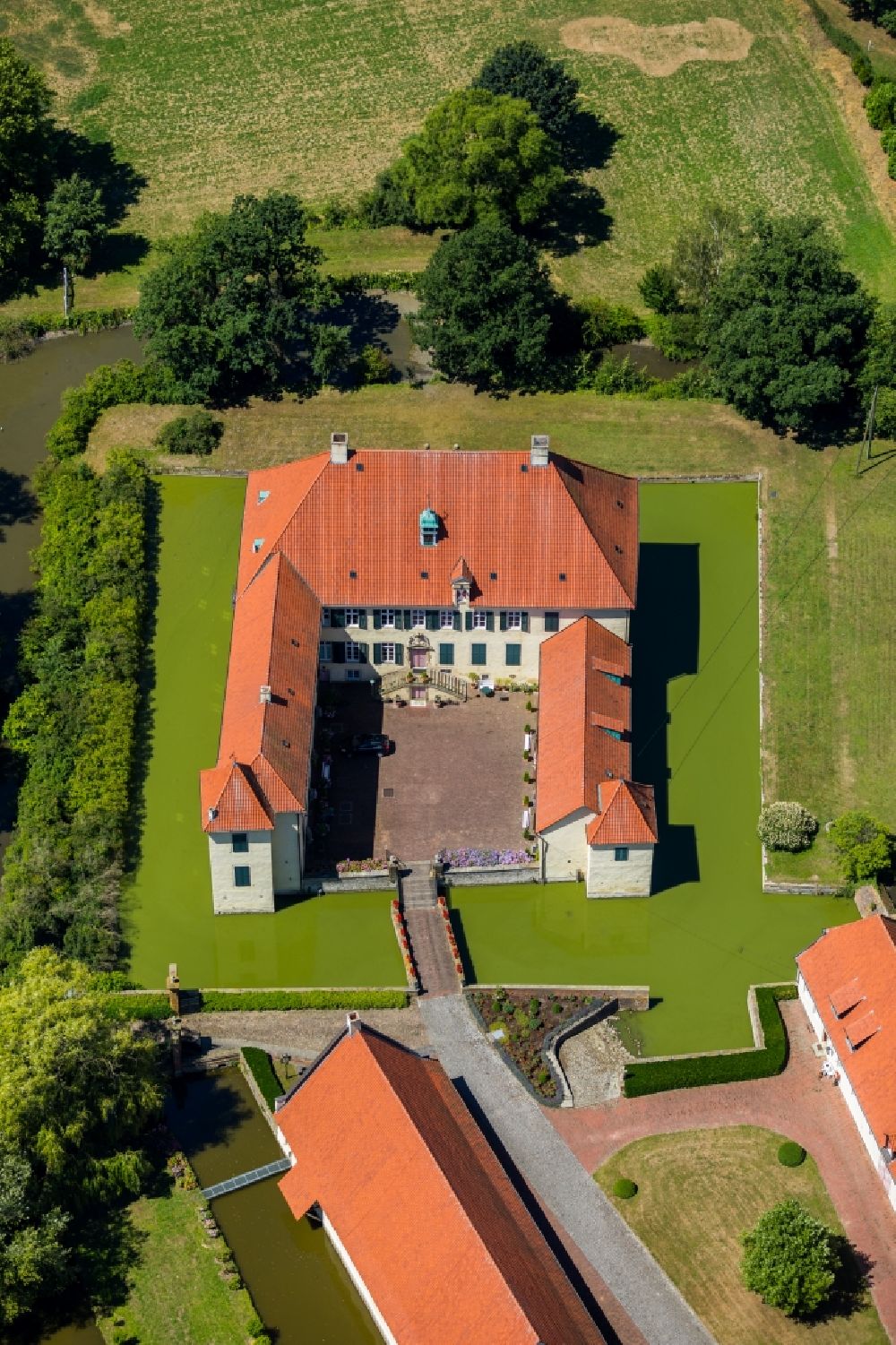 Ennigerloh aus der Vogelperspektive: Palais des Schloss Schloss Vornholz in Ennigerloh im Bundesland Nordrhein-Westfalen, Deutschland