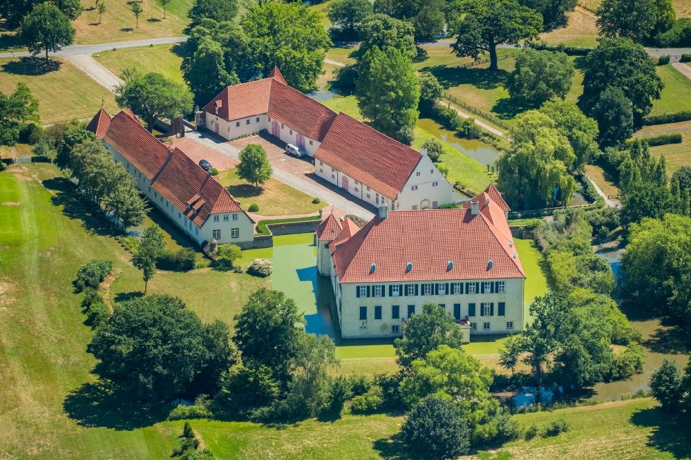 Ennigerloh von oben - Palais des Schloss Schloss Vornholz in Ennigerloh im Bundesland Nordrhein-Westfalen, Deutschland